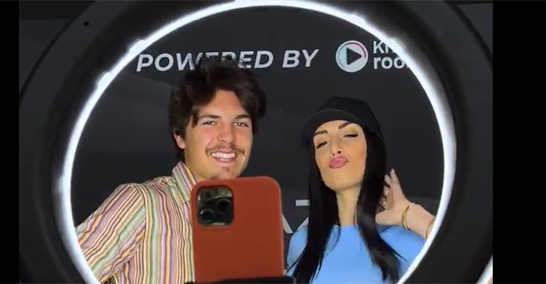 Spazio Young: l’auto fa “Room” all’era digitale. 